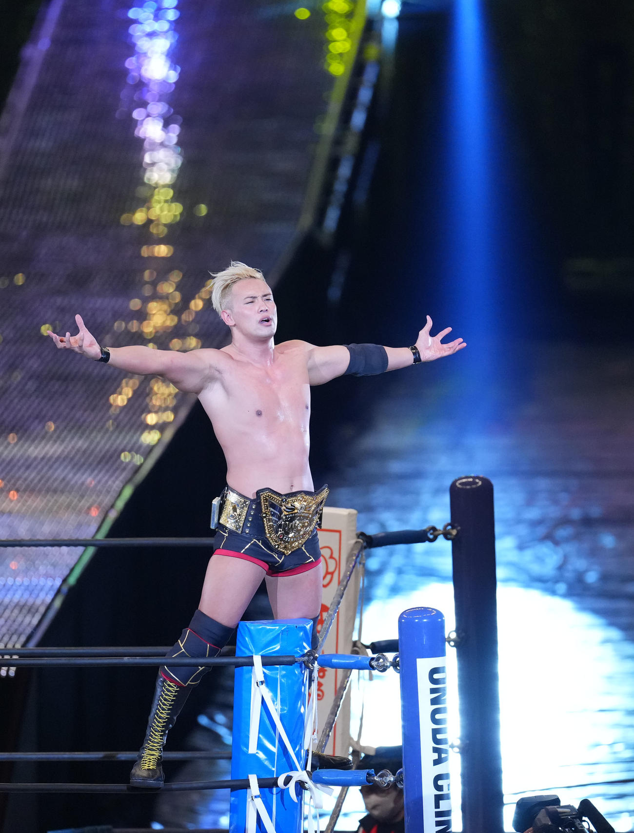 防衛に成功しファンの声援に応えるオカダ（撮影・横山健太）