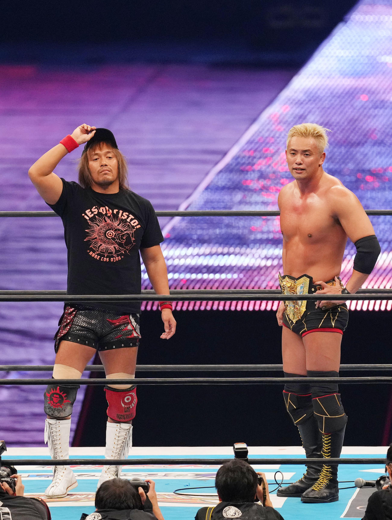 試合後、対戦が決まったオカダ（右）と内藤（撮影・横山健太）