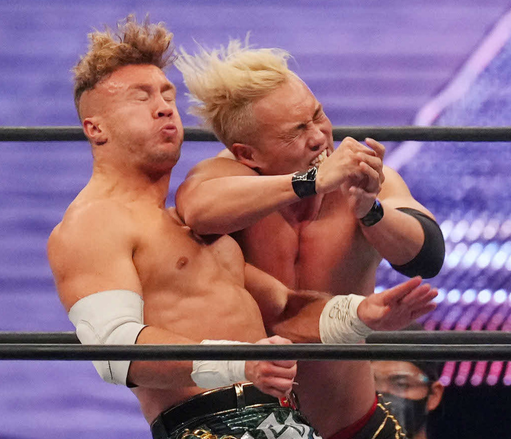 オスプレイ（左）にエルボーを決めるオカダ（撮影・横山健太）