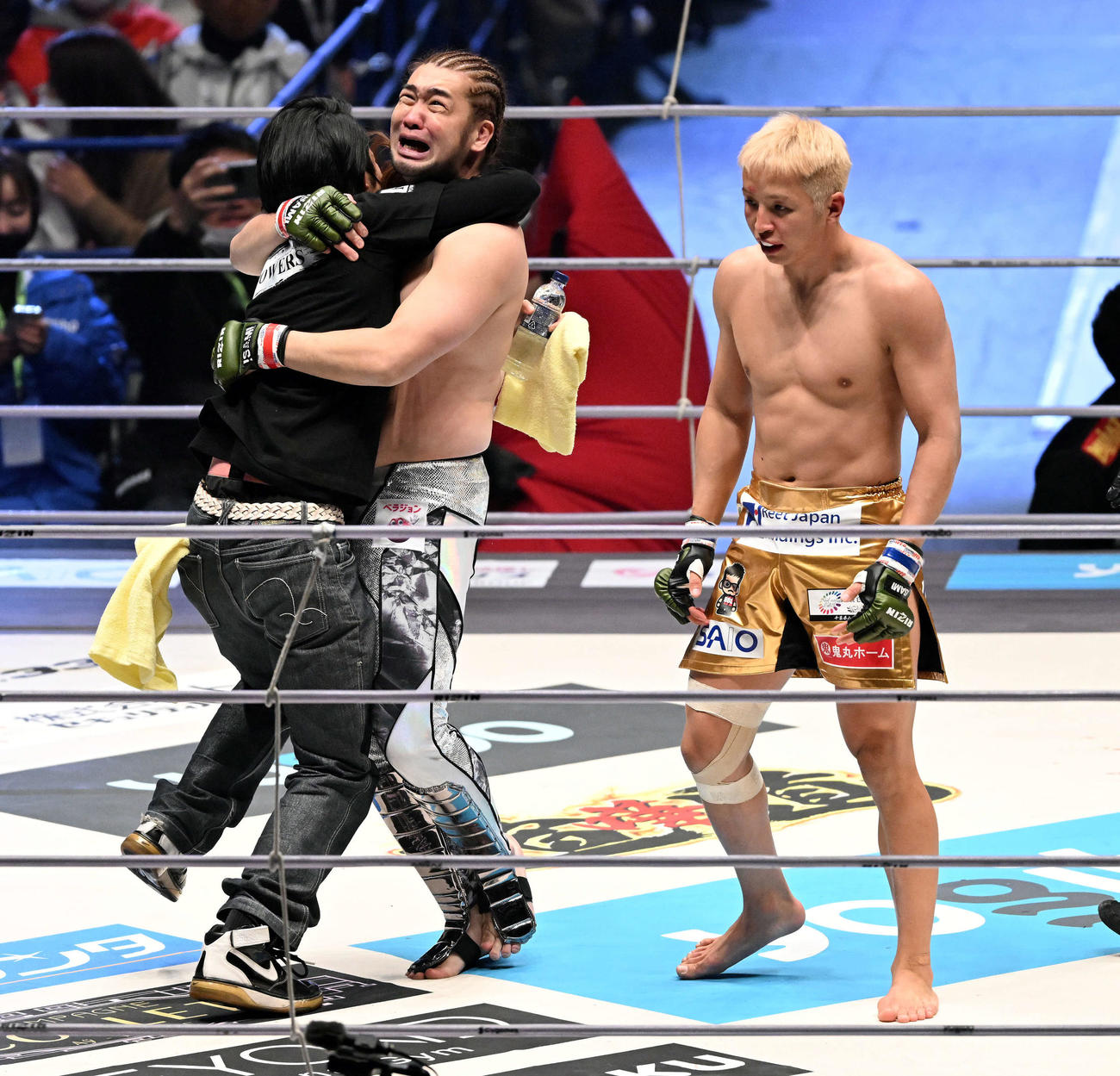 2021年12月31日のRIZINで勝利し喜ぶシバター（左）とぼう然とする久保優太