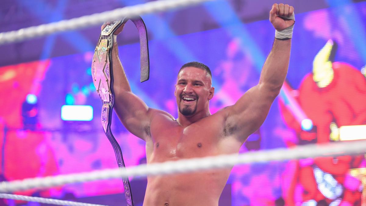 NXT王座ベルトを掲げた新王者ブレイカー（C）2022 WWE, Inc. All Rights Reserved.