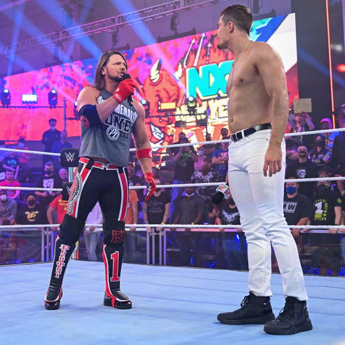ウォーラー（右）とにらみ合うAJスタイルズ（C）2022 WWE, Inc. All Rights Reserved.