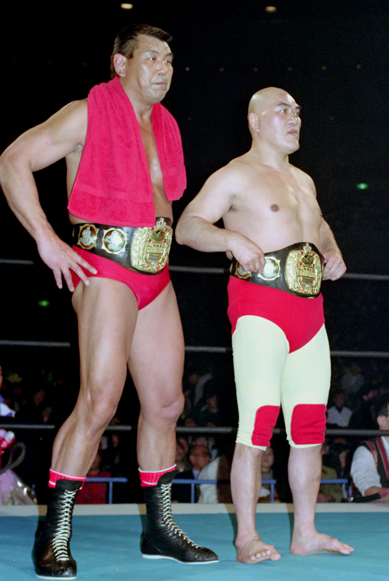 ストロング小林（右）はかつてのパートナー坂口征二とのタッグで、久しぶりにマットに立つ（92年3月）