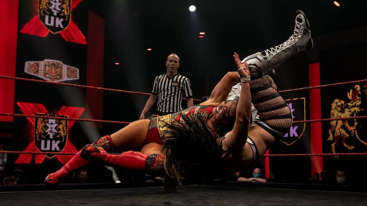 ダベンポート（右）をデスバレーボムで投げるNXT UK女子王者里村（Ｃ）2022 WWE, Inc. All Rights Reserved.