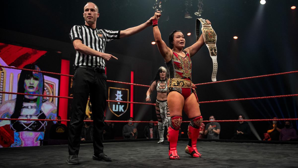 V5防衛成功の勝ち名乗りを受けたNXT UK女子王者里村（右）（Ｃ）2022 WWE, Inc. All Rights Reserved.