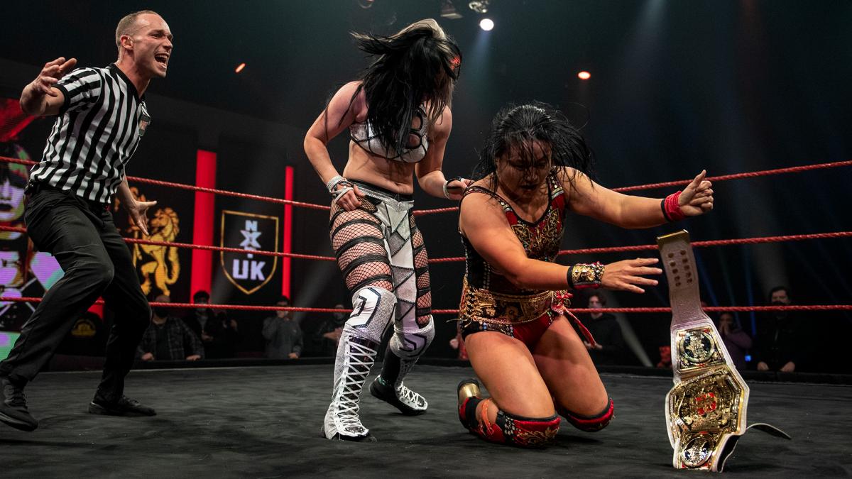 試合後、ダベンポート（中央）から襲撃を受けたNXT UK女子王者里村（右端）（Ｃ）2022 WWE, Inc. All Rights Reserved.