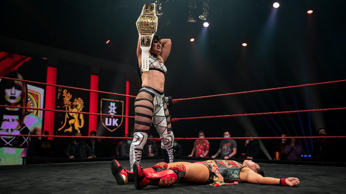 V5防衛後、ダベンポート（左）に襲撃され、大の字になったNXT UK女子王者里村（Ｃ）2022 WWE, Inc. All Rights Reserved.