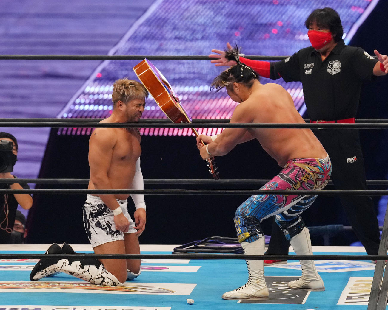 ギターでKENTA（左）を攻める棚橋（2022年1月5日撮影）