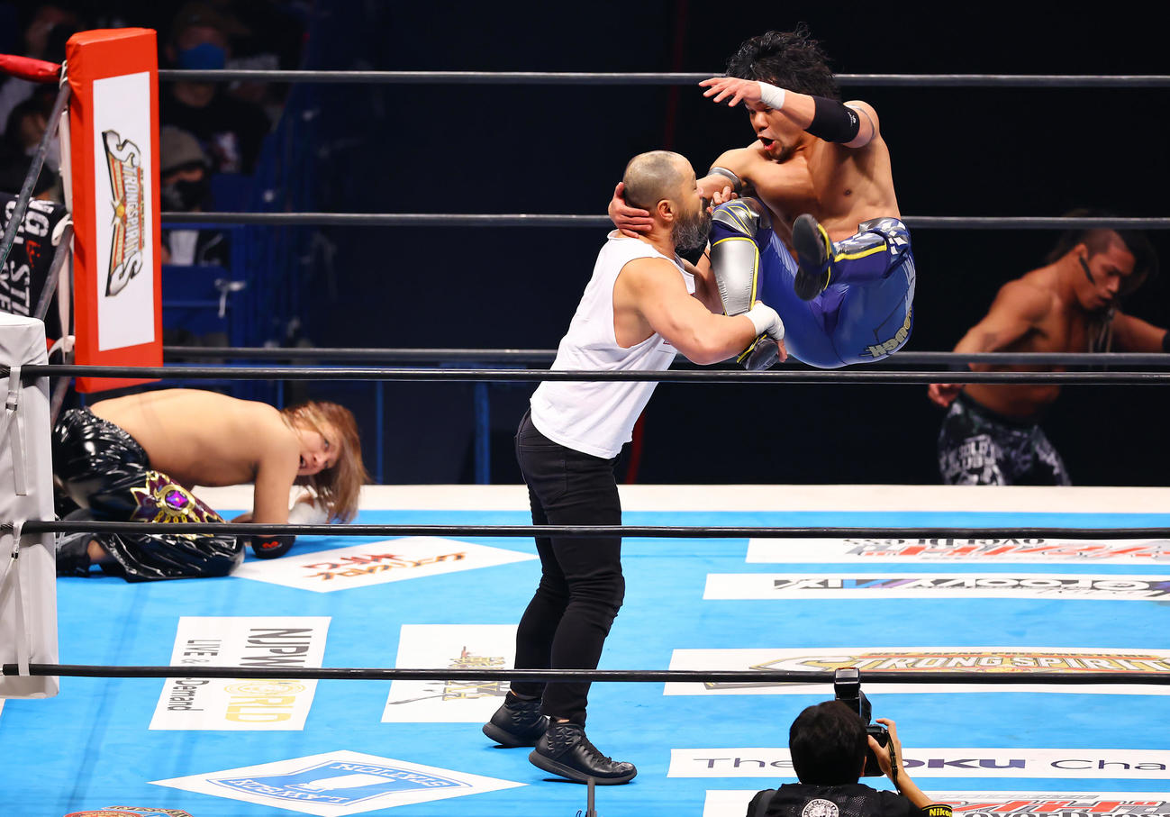 外道、石森太二組対吉岡世起、HAYATA組　外道（中央左）にアクロバットな攻撃を仕掛ける吉岡（撮影・垰建太）