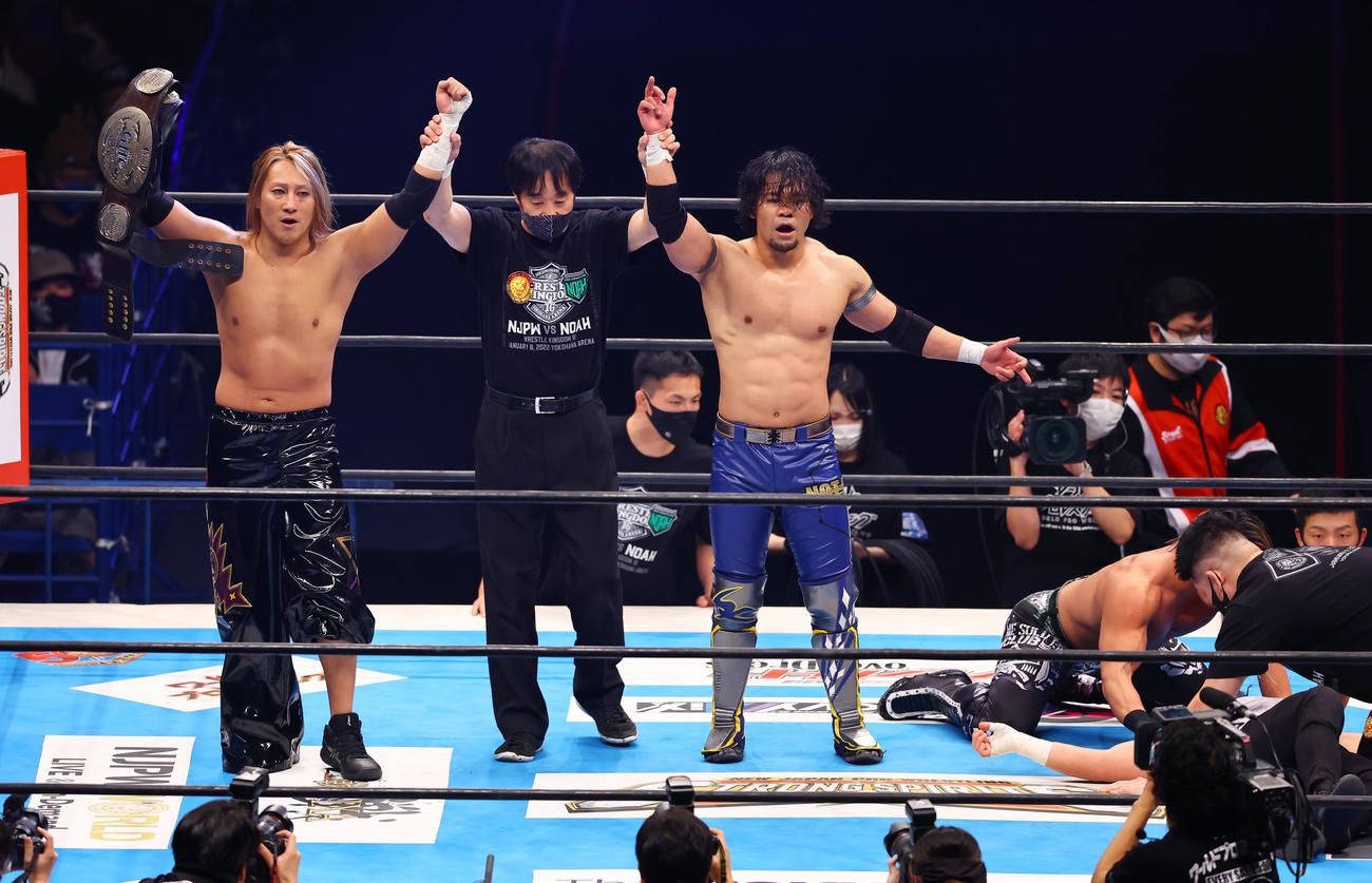 外道、石森太二組対吉岡世起、HAYATA組　勝ち名乗りを受ける吉岡（左から3人目）、HAYATA組（撮影・垰建太）