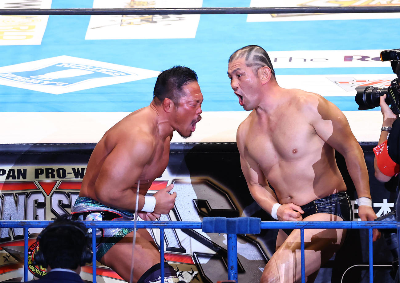 TAKAみちのく、鈴木みのる、タイチ組対桜庭和志、杉浦貴、矢野通組　場外で激しくやり合う鈴木（右）と杉浦（撮影・垰建太）
