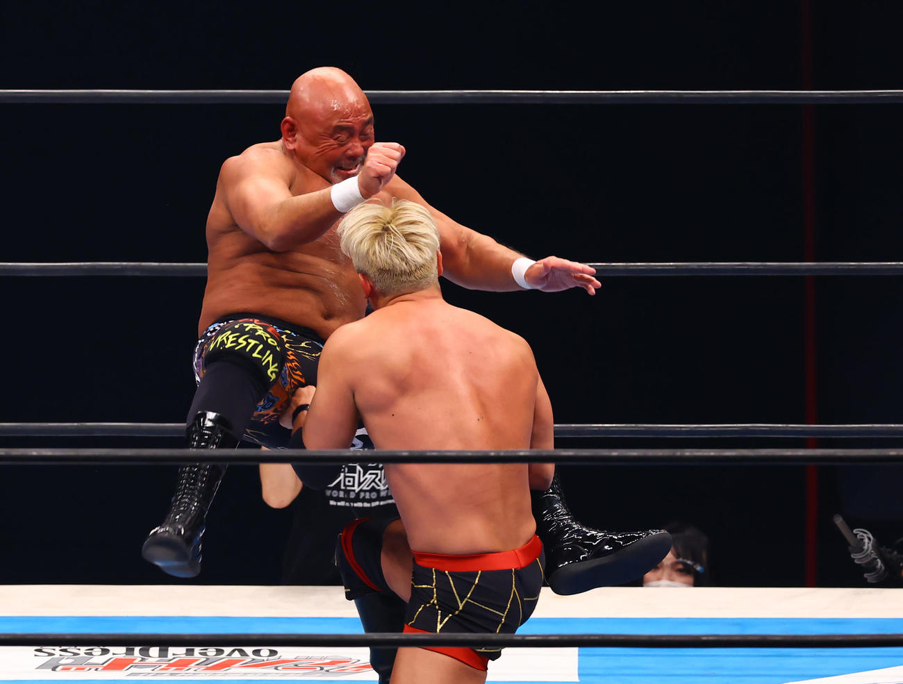 オカダ（右）にシャイニングウィザードを決める武藤（撮影・垰建太）