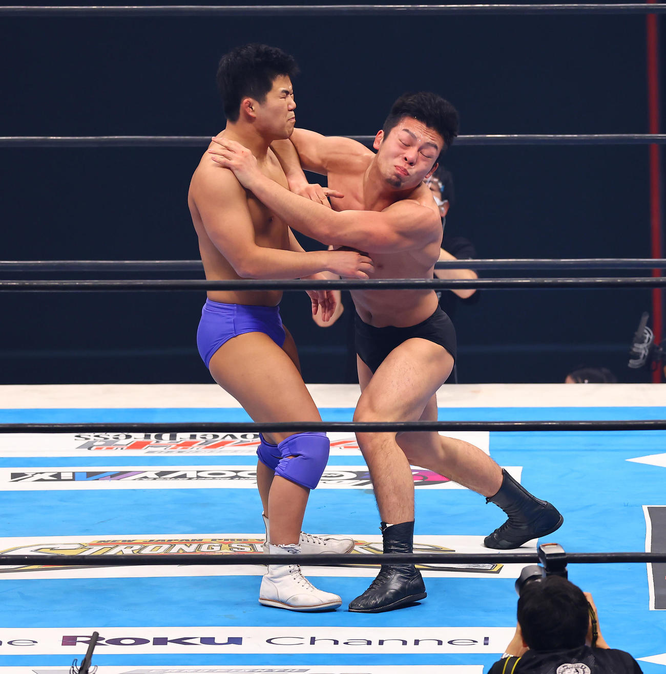 ノア矢野安崇（左）にエルボーを見舞う新日本藤田晃生（撮影・垰建太）