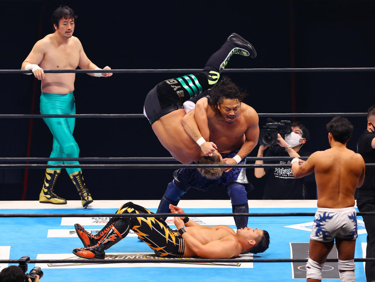 合体技を仕掛ける後藤（中央右）とYOSHI－HASHI（同左）（撮影・垰建太）