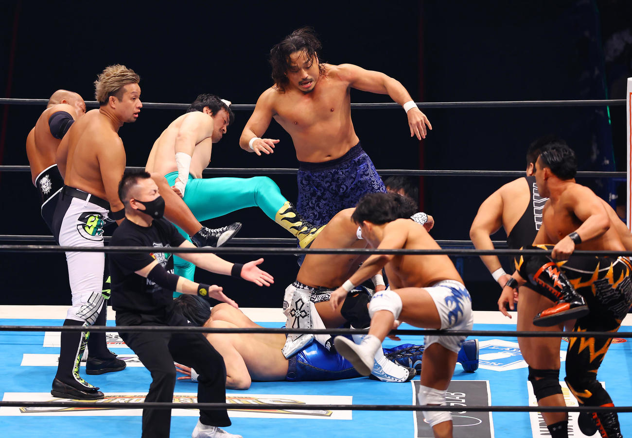 マスター・ワト、田口隆祐、YOSHI－HASHI、後藤洋央紀組対岡田欣也、稲村愛輝、稲葉大樹、大原はじめ、原田大輔組　リング上で入り乱れる両組（撮影・垰建太）