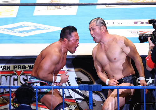TAKAみちのく、鈴木みのる、タイチ組対桜庭和志、杉浦貴、矢野通組　場外で激しくやり合う鈴木（右）と杉浦（撮影・垰建太）
