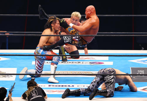 棚橋（左）にシャイニングウィザードを決める武藤（撮影・垰建太）