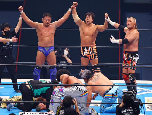 勝ち名乗りを受ける左から永田裕治、小島聡、天山広吉（撮影・垰建太）