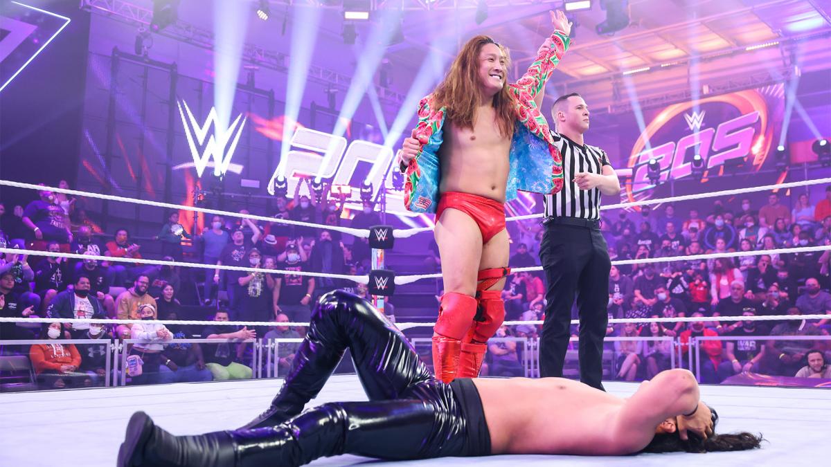 ルー・フェン（手前）に勝利し、勝ち名乗りを受けるイケメン二郎（C）2022 WWE, Inc. All Rights Reserved.