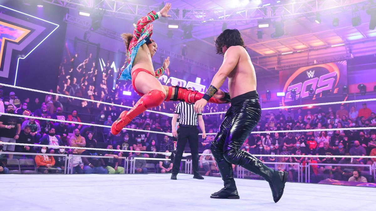 ルー・フェン（右）にイケメンスラッシュを放ったイケメン（C）2022 WWE, Inc. All Rights Reserved.