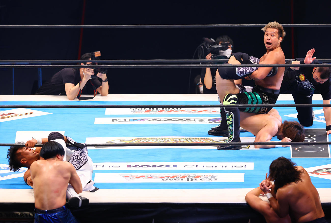 逆エビ固めを極めるYOSHI－HASHI（右上）（撮影・垰建太）