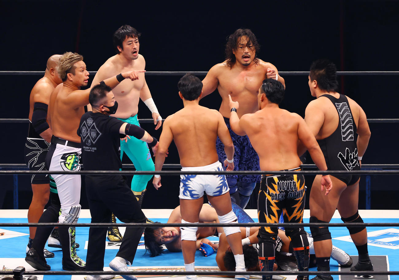 マスター・ワト、田口隆祐、YOSHI－HASHI、後藤洋央紀組対岡田欣也、稲村愛輝、稲葉大樹、大原はじめ、原田大輔組　リング上で入り乱れる両組（撮影・垰建太）