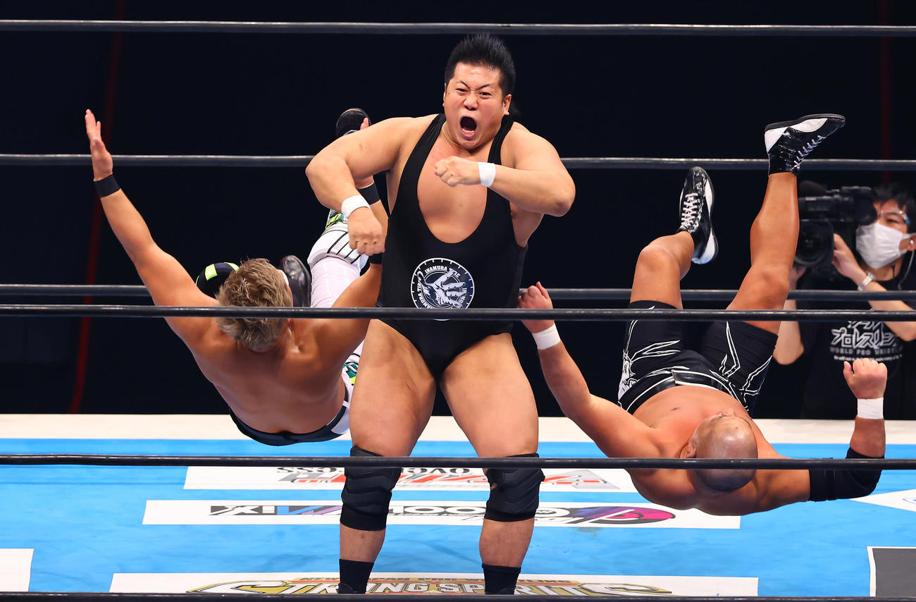 石井（右）とYOSHI－HASHI（左）に強烈なラリアットを見舞う稲村（撮影・垰建太）