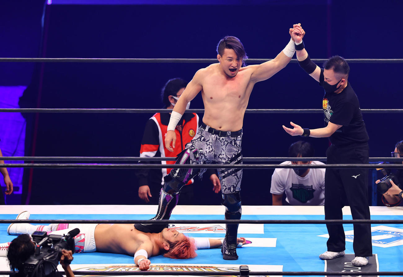 小峠篤司を踏みつけ勝ち名乗りを受けるSHO（撮影・垰建太）