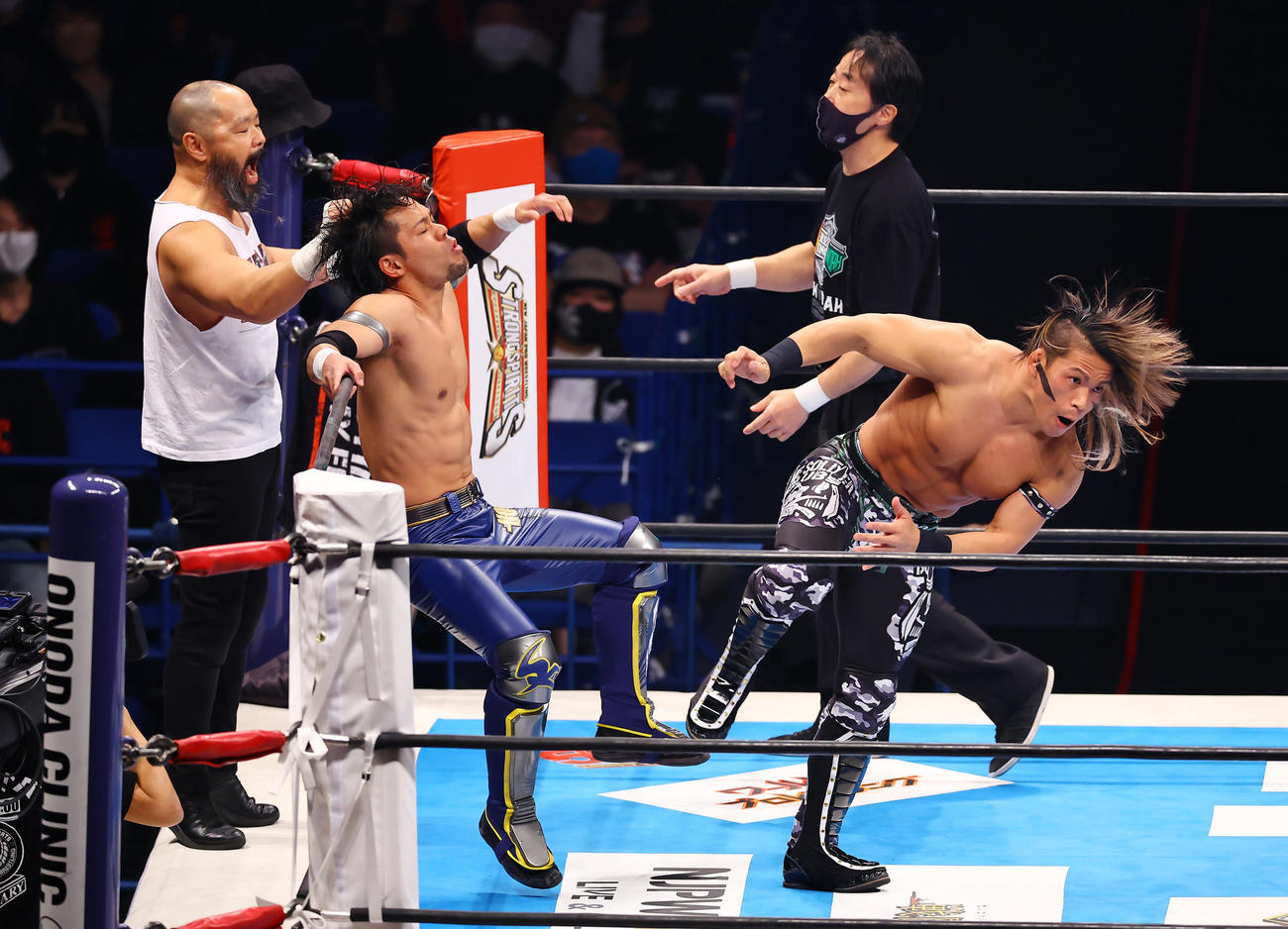 外道、石森太二組対吉岡世起、HAYATA組　ロープ際で吉岡（左から2人目）を攻める外道（左）と石森（右）（撮影・垰建太）