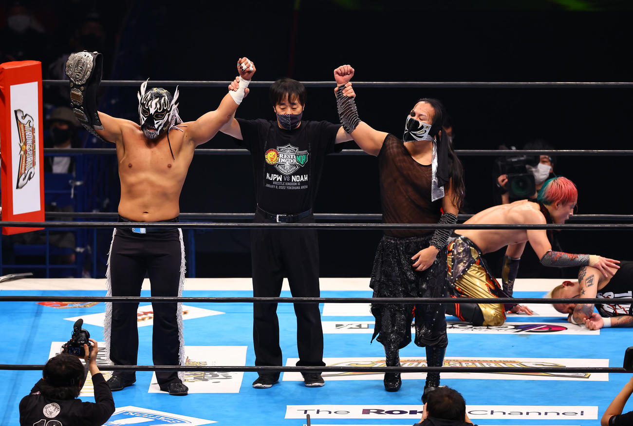 DOUKI、エル・デスペラード組対NOSAWA論外、YO－HEY組　勝ち名乗りを受けるDOUKI（右）、エル・デスペラード組（撮影・垰建太）