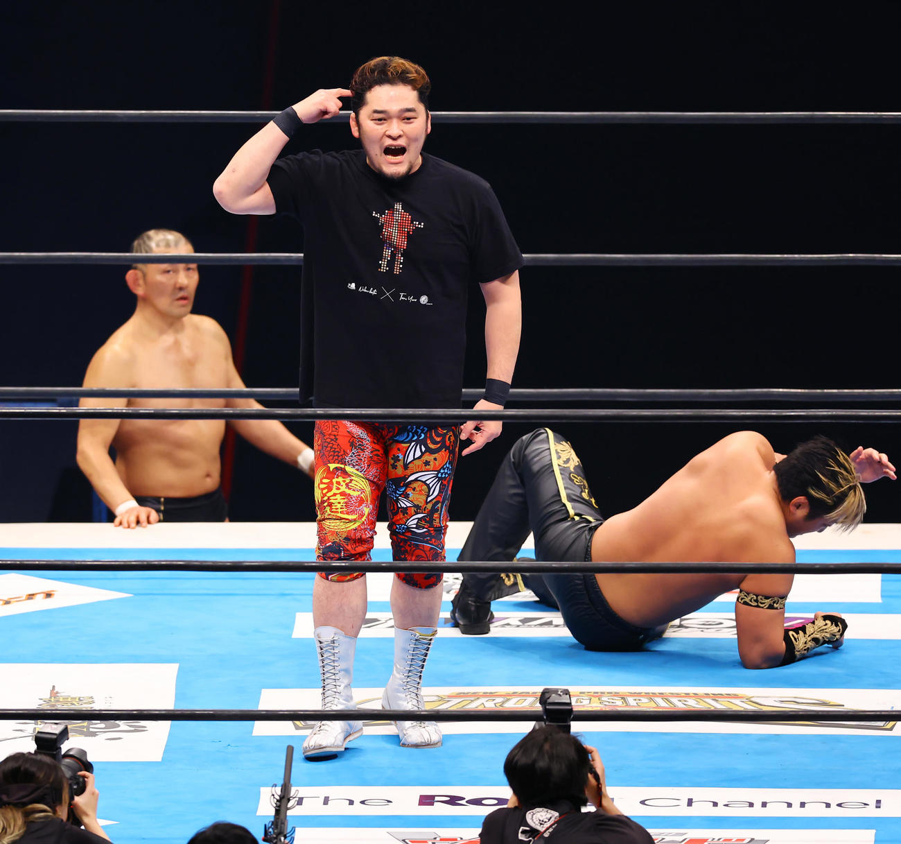 TAKAみちのく、鈴木みのる、タイチ組対桜庭和志、杉浦貴、矢野通組　リング上で挑発する矢野（中央）（撮影・垰建太）