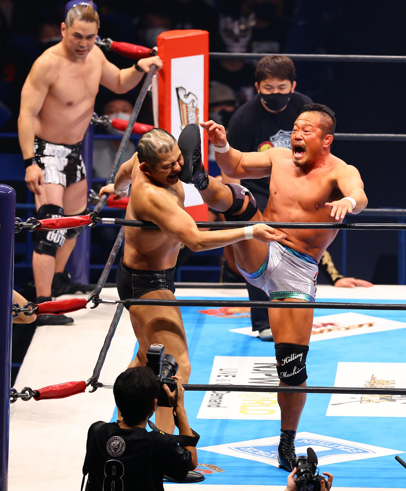 TAKAみちのく、鈴木みのる、タイチ組対桜庭和志、杉浦貴、矢野通組　鈴木（左）にキックを見舞う杉浦（撮影・垰建太）