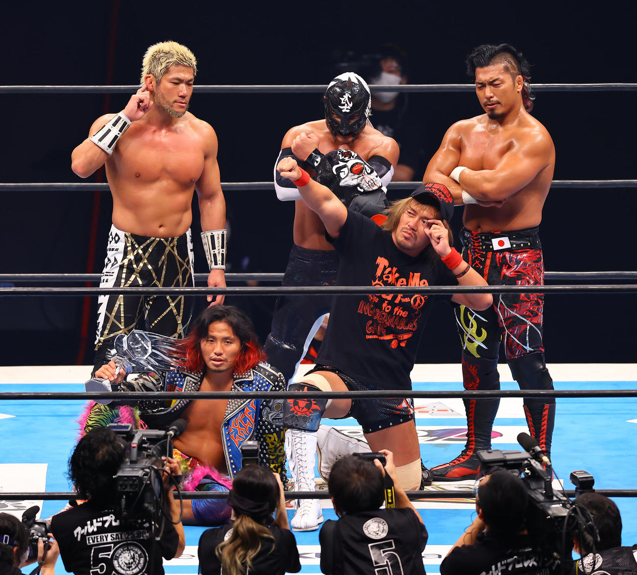 試合に勝利しポーズを決めるロス・インゴベルナブレス・デ・ハポン。前列左から高橋、内藤、後列左からSANADA、BUSHI、鷹木（撮影・垰建太）