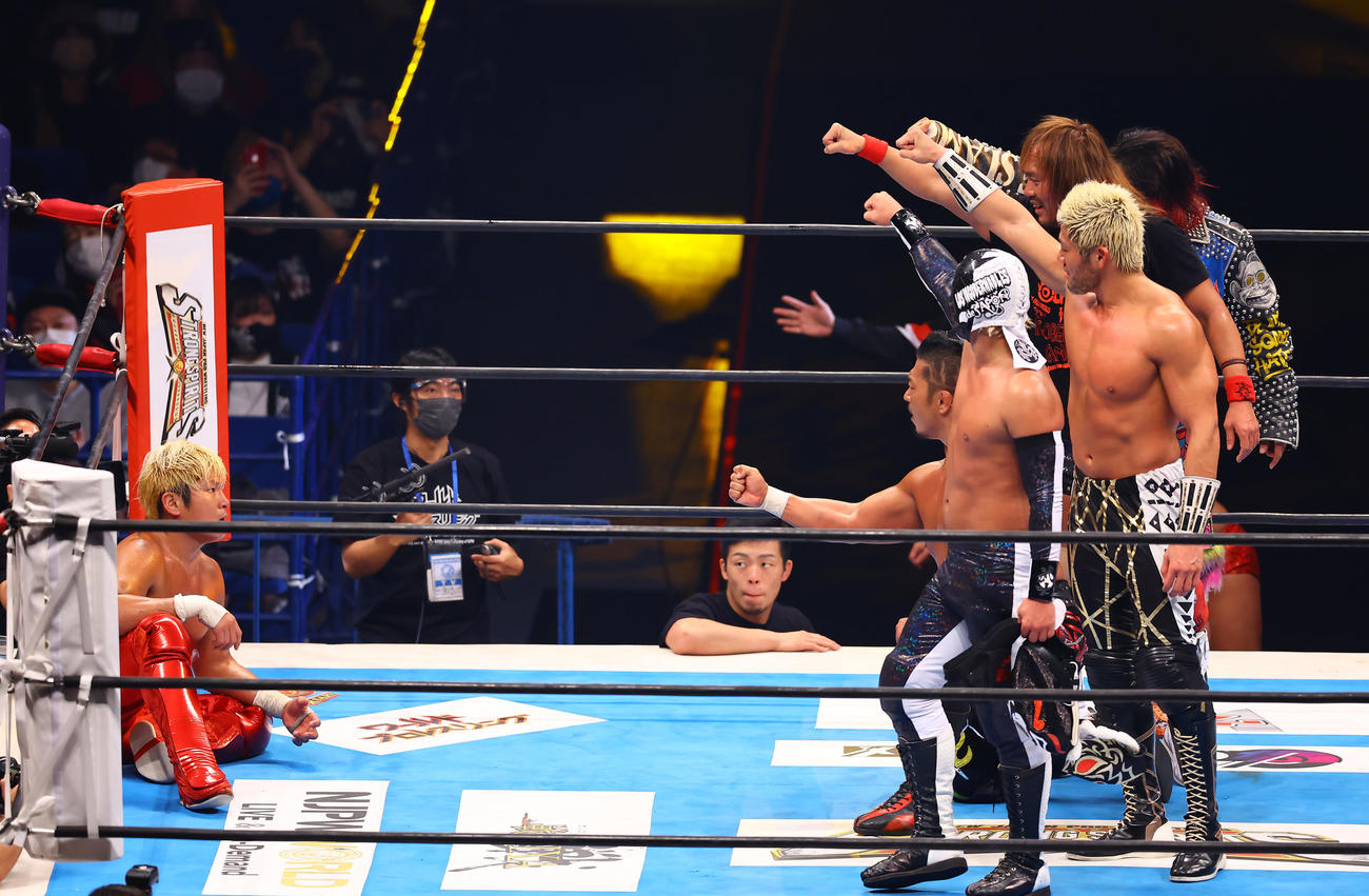 試合に敗れ悔しげな拳王（左）に拳をつきだす内藤（右から2人目）らロス・インゴベルナブレス・デ・ハポン（撮影・垰建太）