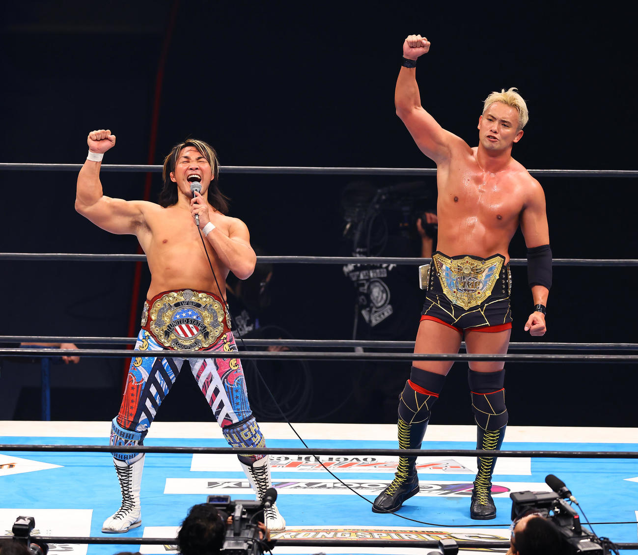 試合に勝利しそれぞれのキャッチフレーズで盛り上げる棚橋（左）とオカダ（撮影・垰建太）