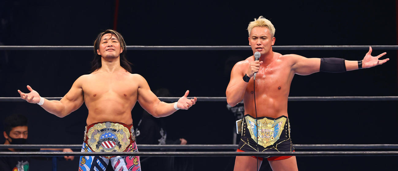 試合に勝利しそれぞれのキャッチフレーズで盛り上げる棚橋（左）とオカダ（撮影・垰建太）