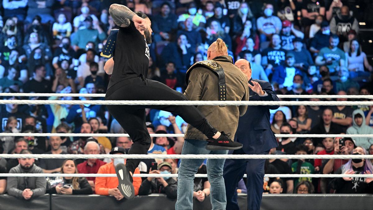 WWEユニバーサル王者レインズ（左）にスーパーマンパンチを浴びるWWEヘビー級王者レスナー（中央）（C）2022 WWE, Inc. All Rights Reserved.