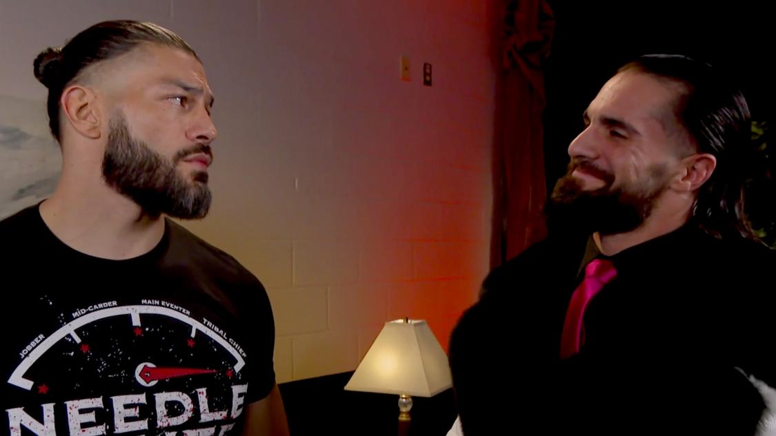次期挑戦物としてWWEユニバーサル王者レインズ（左）の目前に登場したロリンズ（C）2022 WWE, Inc. All Rights Reserved.