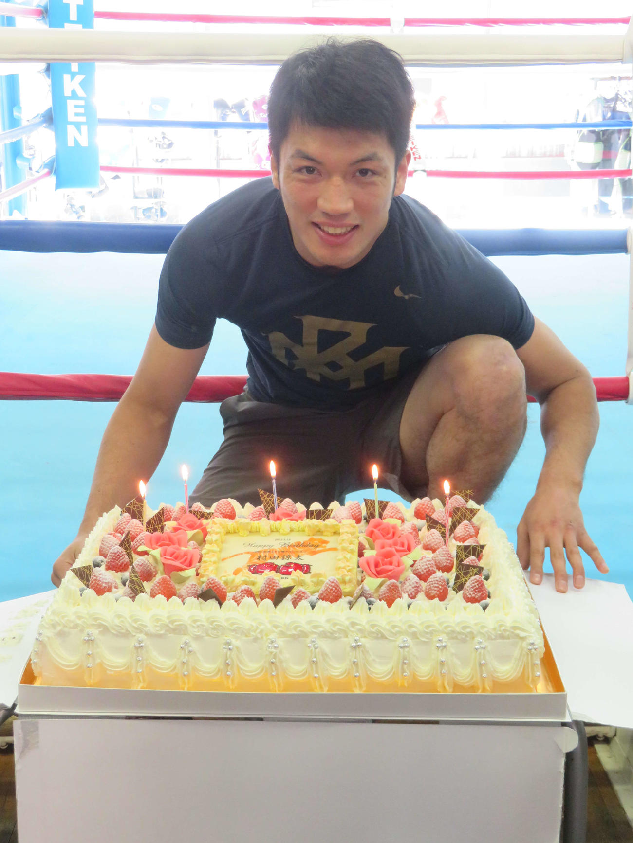 36歳の誕生日を祝うバースデーケーキを前に笑顔をみせるWBA世界ミドル級スーパー王者村田