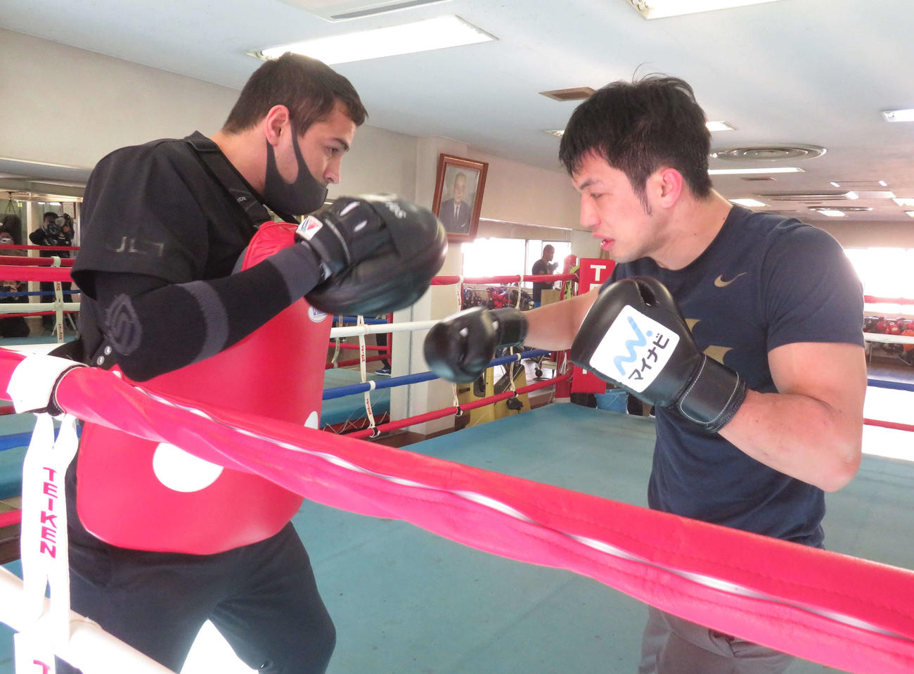 カルロス・リナレス・トレーナー（左）とミット打ちを消化したWBA世界ミドル級スーパー王者村田