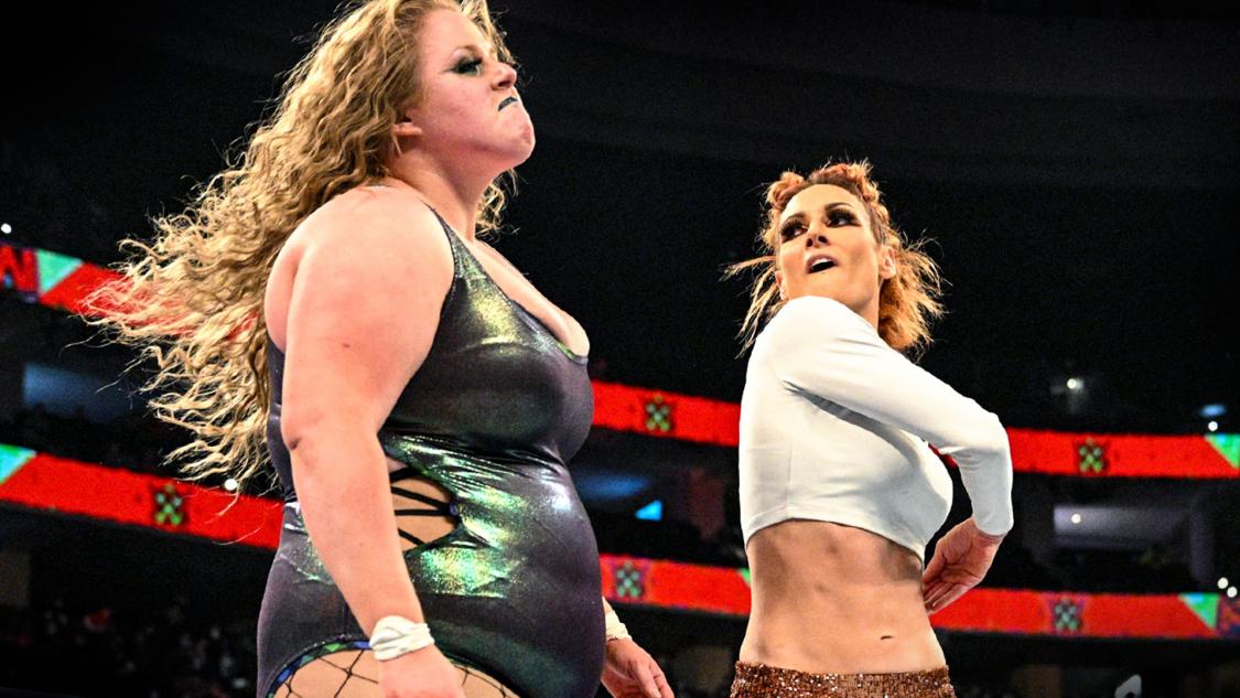 ロウ女子王者リンチ（右）から強烈なビンタを浴びたドゥドロップ（C）2022 WWE, Inc. All Rights Reserved.