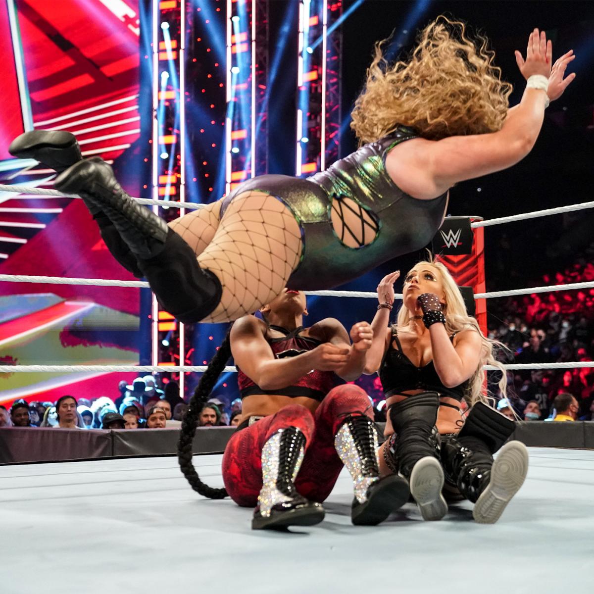 ブレア（下左）、モーガン（同右）にボディープレスを決めたドゥドロップ（C）2022 WWE, Inc. All Rights Reserved.