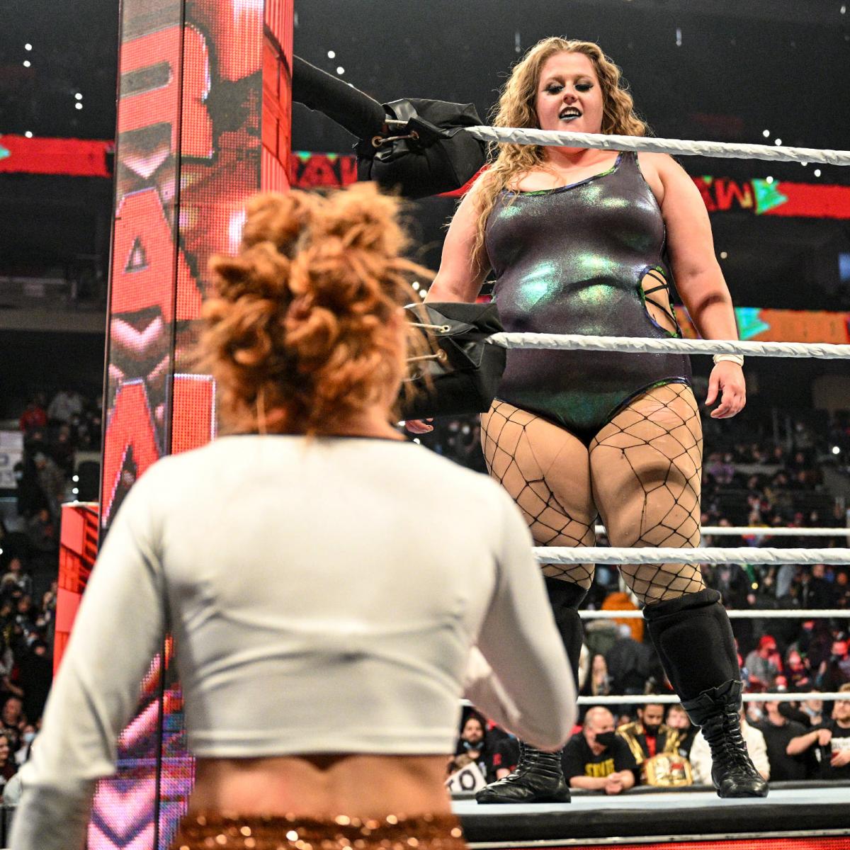 ロウ女子王者リンチ（手前）とにらみ合ったドゥドロップ（C）2022 WWE, Inc. All Rights Reserved.