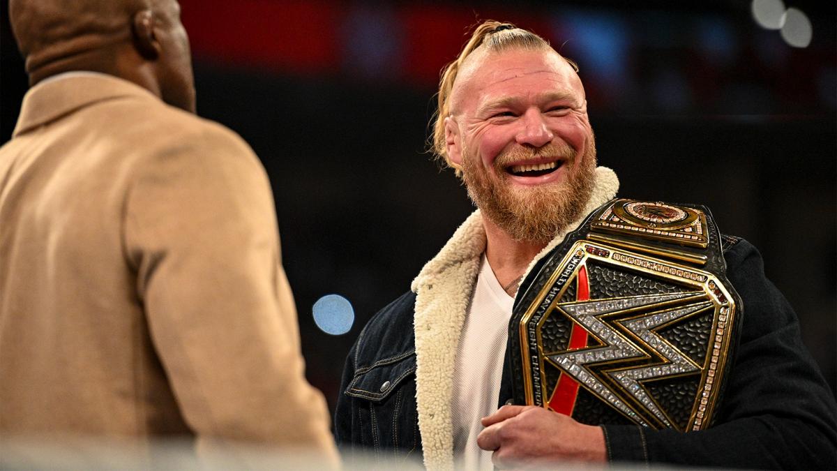 ラシュリー（左）に挑発されても、余裕の笑みを浮かべたWWEヘビー級王者レスナー（C）2022 WWE, Inc. All Rights Reserved.