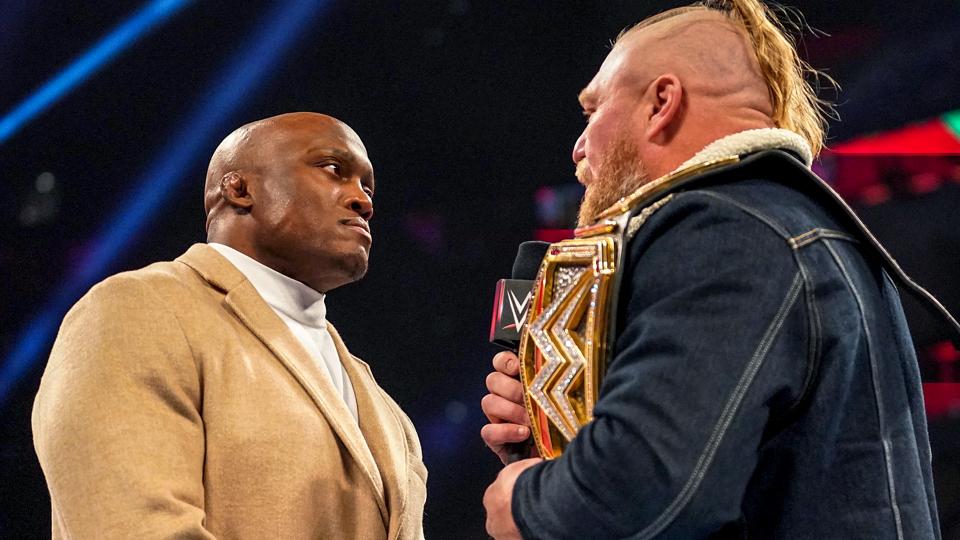 リング上で挑戦者ラシュリー（左）と対峙したWWEヘビー級王者レスナー（C）2022 WWE, Inc. All Rights Reserved.