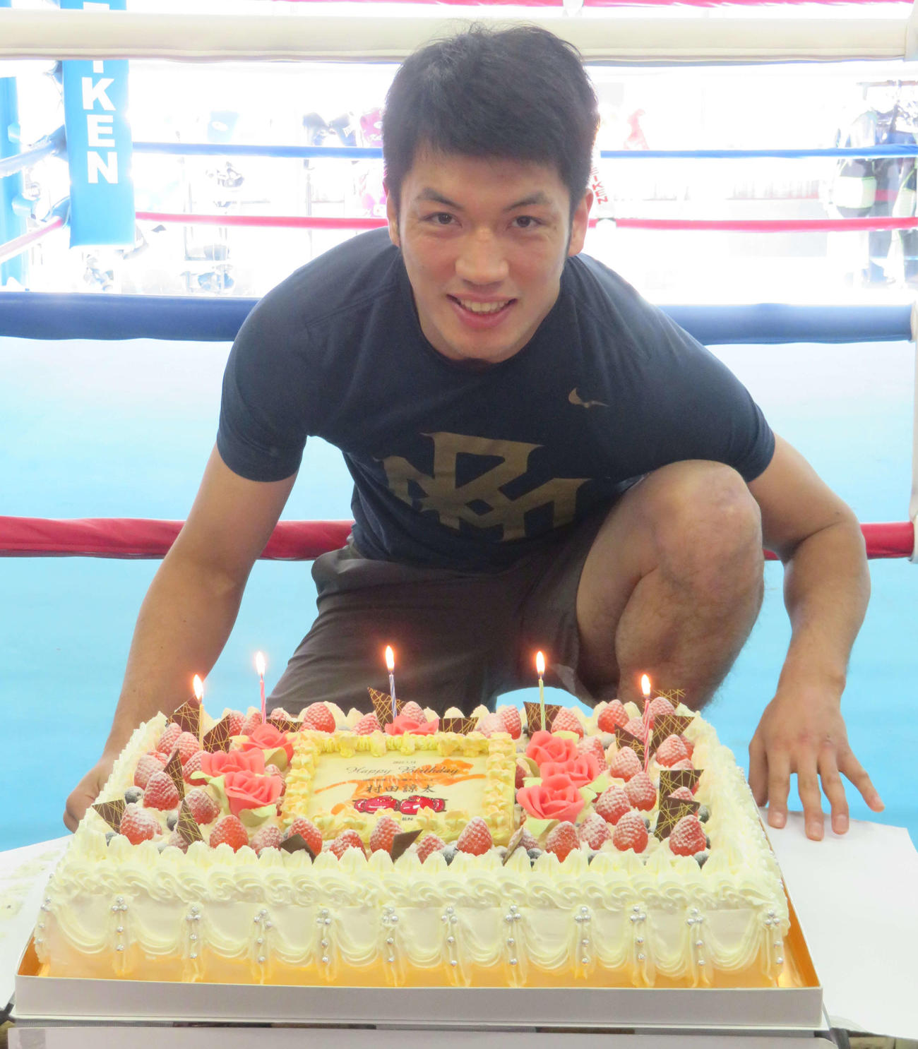 36歳の誕生日を祝うバースデーケーキを前に笑顔をみせるWBA世界ミドル級スーパー王者村田
