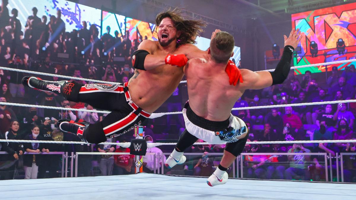 ウォーラー（右）と激しい攻防を繰り広げたAJスタイルズ（C)2022 WWE, Inc. All Rights Reserved.