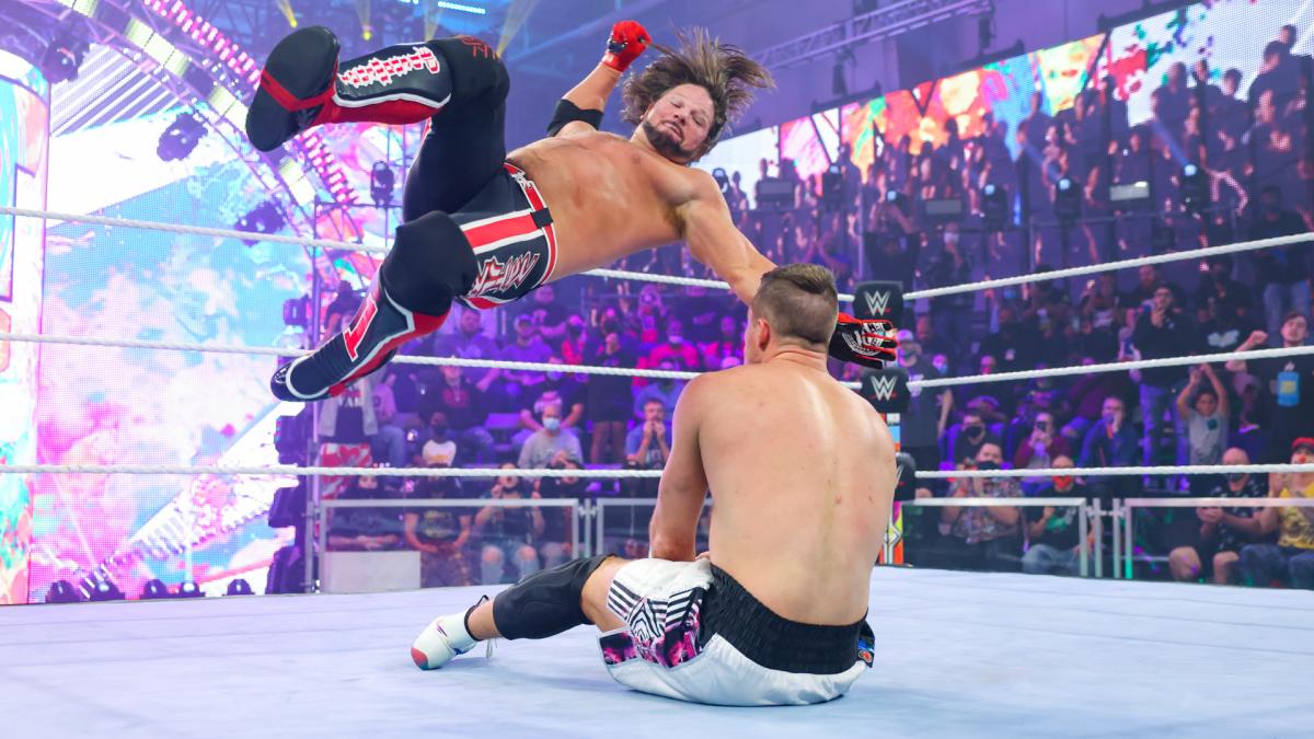 ウォーラー（右）にフェノメノル弾を狙うAJスタイルズ（C)2022 WWE, Inc. All Rights Reserved.