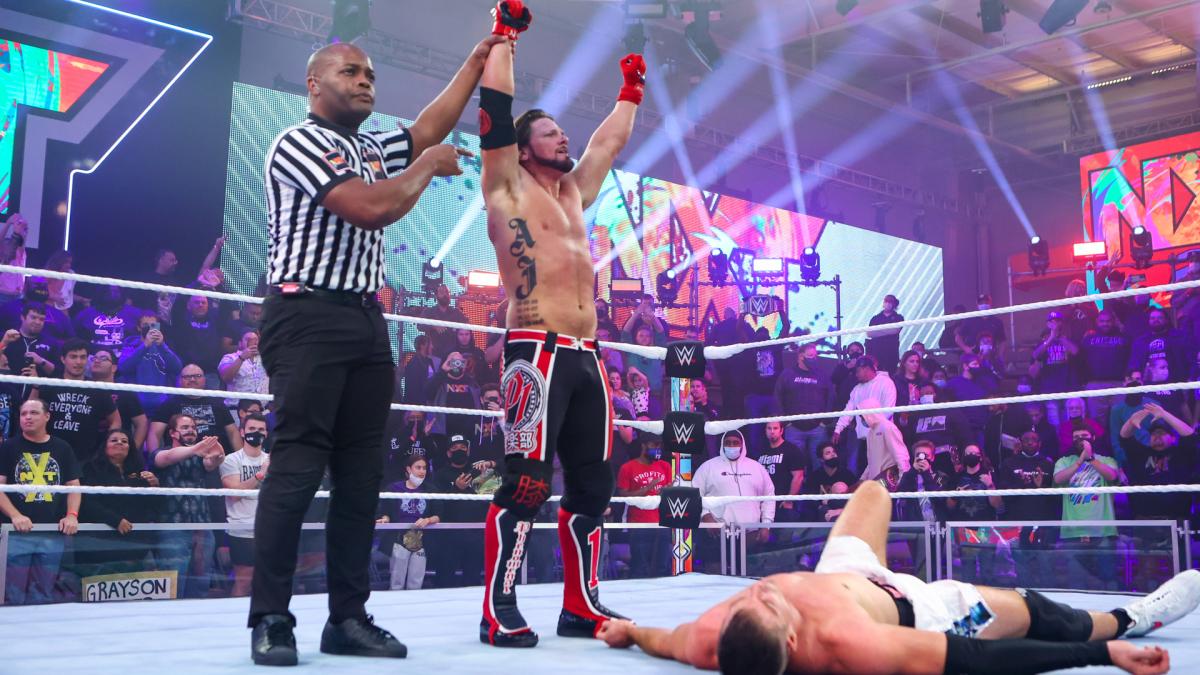 勝ち名乗りを受けるAJスタイルズ（中央）（C)2022 WWE, Inc. All Rights Reserved.