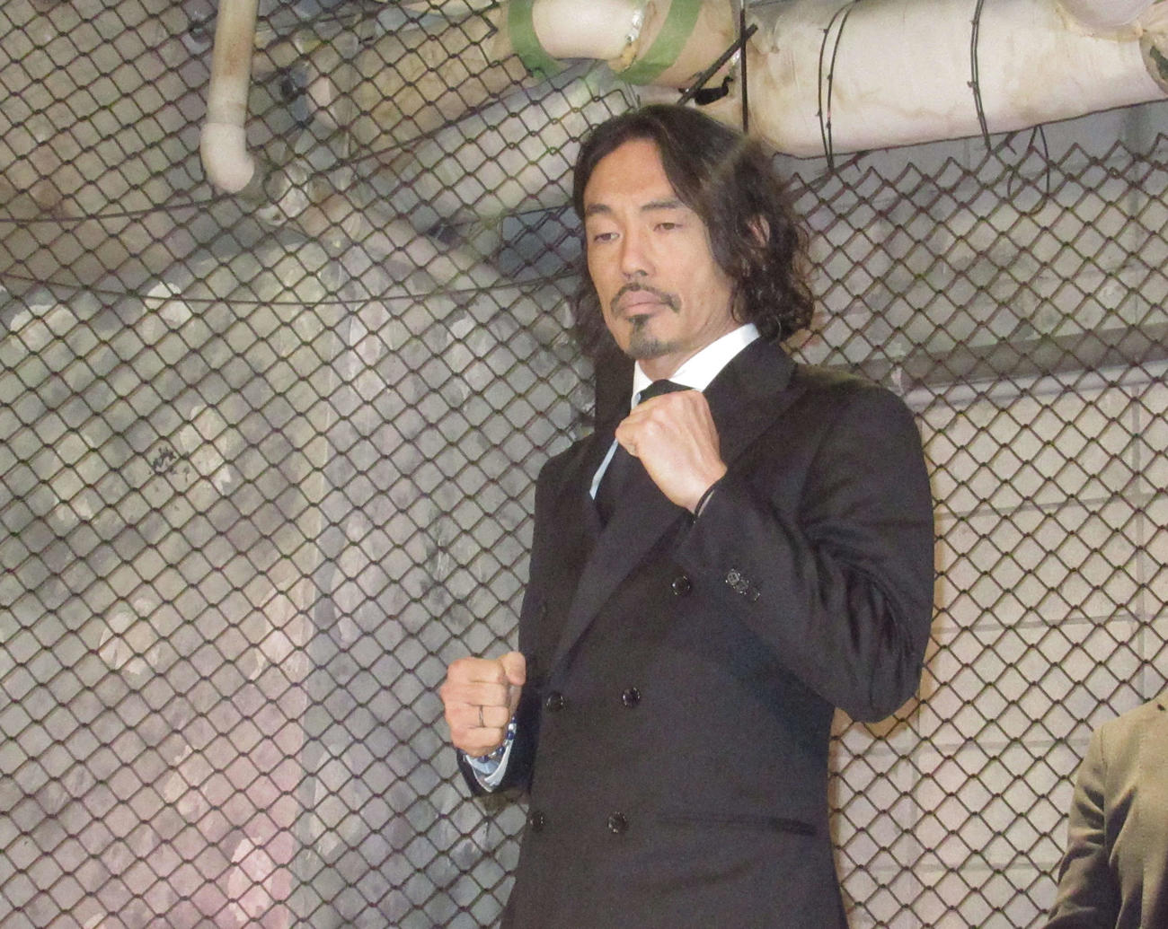ポーズを取る安彦（撮影・勝部晃多）